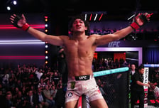 '새역사' UFC 21세 파이터, 39세 베테랑 실신시켰다... '역대급 난타전' 짜릿 TKO 승리