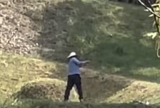"어이 없다" 남의 산소 앞에서 '골프연습' 휙휙...누리꾼도 공분