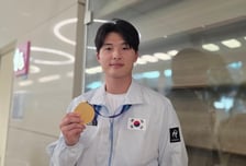 '롯데 6연승도 부캉이도 몰랐다' 태극마크만 바라본 윤동희, 金 들고 부산 컴백 "팬들이 더 웃게 할게요" [인천공항 현장]