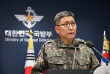 [속보]軍 "사고현장 감정 결과, TNT 성분·갈색 계열 이물질 검출"