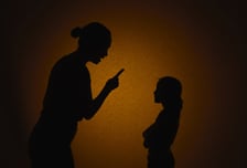 회초리 드는 아내, 아이 반응도 충격..."고통스러워" 30대 남편 고민
