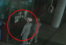 유리 깨고 침입, 스프레이 난사…'시진핑' 중식당 테러 CCTV 보니