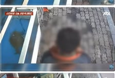 광어 헤엄치는 횟집 수족관에 손 '첨벙'…그 물로 세수한 남자