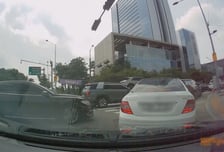 시속 5km미만 접촉 사고인데..."5명 대인 접수, 1300만원 지급"