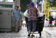 속옷 1장 훔치고...종량제봉투 슬쩍...'고령 절도범' 늘고 있다