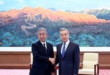 中 왕이, 다카이치 겨냥…日 대표단에 "대만 발언 바로잡아야"