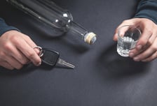 술·수면제 먹고 '차 안 번개탄' 질주… 주차 차량 9대 들이받은 30대