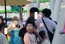 놀이기구 대기줄서 노상방뇨…"중국말 해" 아이 돌발행동에 '깜짝'