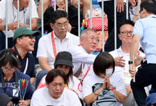 [포토] '김택수 선수촌장과 악수나누는' 정의선 양궁협회 회장