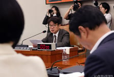 국회 국토위도 증인 공방…野 "김용범 없는 국감, 앙꼬 빠진 찐빵"