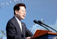 '대호 김종서함' 앞에 선 李대통령 "조선업은 자부심, 지역경제 신성장동력"