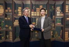 BTS 이끄는 RM, 국중박에 1억원 기부…"유물 구입에 써달라"