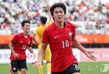 中 텐백 '뚝배기'로 깼다! '유럽파 듀오' 이영준·배준호 쾅쾅! 이민성호, 2-1 사이다 역전승 '金까지 딱 1승' [아이치 나고야 AG]