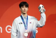 클라이밍 이도현, 볼더링 은메달…스피드 정지민은 동메달