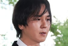 '102일 무단결근' 송민호, 실형 면했다…1심서 징역형 집행유예