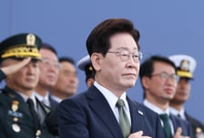 [속보]李대통령 "선택적 모병제…기술집약 부사관 늘려, 병력 간부 중심으로"