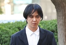 '부실복무' 송민호, 1심서 징역형 집행유예…"102일 복무이탈"