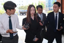 '주가조작 혐의' 양정원 남편, 보석 석방…"아내 여론에 몰매" 호소