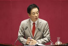 딸 근혜에 쓴 '박정희 편지' 공개...유영하 "암살자(들) 상영 중단해야"