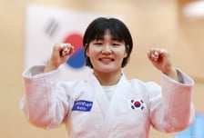 유도 김민주, 결승서 日에 패배…눈물의 은메달