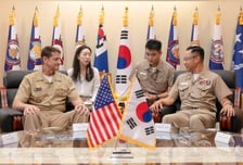 '3성 장군' 옆 익숙한 얼굴...통역장교, '이재용 장남'이었다