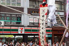 안성 축제서 줄 타다 2.5m 아래로 '뚝'…"전통 따르려" 매트 안 깔았다
