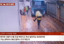 진흙탕 속 주민들 수해 복구하는데…더러워질까봐? 공무원 '어부바'