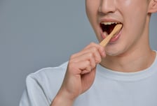 "화장실 놔두고 왜"…사무실서 양치하는 직장인 두고 '시끌'