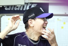 "옛날엔 상대 응원봉이 넘어왔는데..." KT 창단 첫 100만 관중 눈앞, 이강철 감독이 '왜' 더 뿌듯해했나