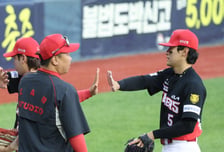 [포토] 김도영 '감독님 손 따뜻해'