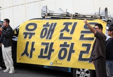 유해진 집 앞 몰려가 "'암살자(들)' 사과하라"…커지는 논란 후폭풍