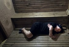 안방인가?...헬스장 사우나 바닥에 드러누운 중년 여성