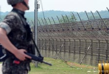 북한이 미사일 쏘고 DMZ 지뢰 터져도...전방 군단 '빈총 경계'