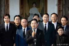 "표현의 자유, 왜곡·패륜까지 허용치 않아"…육영수 생가 찾은 국힘
