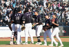 KT, 롯데 9-0 완파…5년 만에 정규리그 1위·한국시리즈 직행