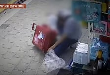 "자기 물건 마냥"...가게 앞서 포장 뜯고 '헬로키티 캐리어' 훔쳐