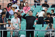 "로켓 모형 든 김정은, 손 흔들" AG 관중석 등장...알고보니