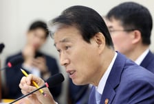 권오을 보훈부 장관, 건강 이상으로 병원행…"오후 국감 참석 어려워"