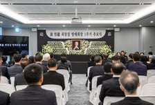 고려아연, 최창걸 명예회장 1주기 추모식.."경영철학 지킬 것"