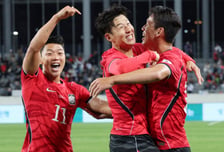 '손흥민 韓 축구 최다골 새 역사' 한국, 우즈베키스탄에 2-0 완승... 오세훈 쐐기골 [용인 현장리뷰]