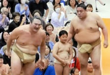 "감히 어린이를 이겨?" 150kg 스모 선수, 동료에 고함 지르고 '분노'... 꼬마 선수 패대기친 '역대급 쇼'