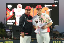 KIA, 조상우 통산 100홀드 달성 시상식 개최... 타이거즈서 47홀드 수확
