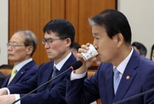 '병원행' 권오을 보훈부 장관, 국감 복귀…"정밀검사 결과 이상 없어"