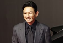 황정민, 법적 공방 속 부국제 등장…밝은 미소로 관객에 인사