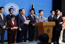 박정희 고향 구미서 결국 내려간 '암살자(들)'…상영 중단 요구 잇따라