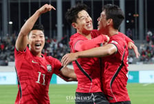 "SON 상대하는 건 값진 경험" 우즈벡도 인정... 韓 역대 최다골 새 역사에는 찬사 "손흥민, 차범근 넘었다"