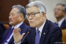 인사처장 "면접에 구두 신으면 '또각또각' 소리 피해"…국감장 실소