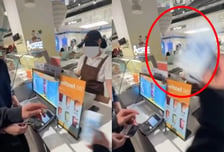"가오있게" 카페서 돈 던진 남학생들...알바생 허리 숙여 주웠다