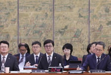 암살자(들) 감독, 국감 안 선다…이재정 "영화내용 점검 허락 못해"