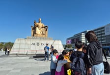 "세종대왕님 보러 왔어요" 한복 입은 아이들 우르르...미리 만난 한글날 100돌